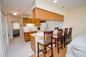 Micro-ondes, lave-vaisselle, cafetière/bouilloire, tables à manger