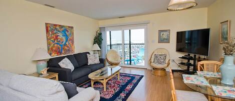 Televisie, een dvd-speler en een stereo