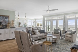 Smart-TV, Kamin, DVD-Player, Stereoanlage