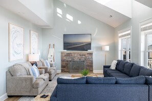 تلفزيون، مدفأة، ألعاب فيديو، كرة قدم الطاولة