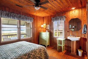 6 bedrooms, WiFi - Roberson Cottage, Oceanfront House in Atlantic Beach, NC! (Atlantic Beach)