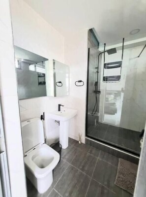 Hair dryer, towels, soap, shampoo - Autumn Green's 1,2 and 3 beds 1004 Estate (Lagos)