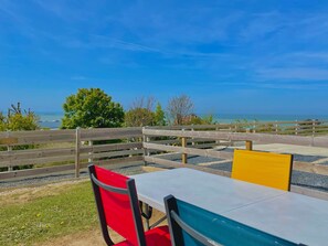Outdoor dining - Bellavista #2 x Parking by Melrose (Arromanches-les-Bains)