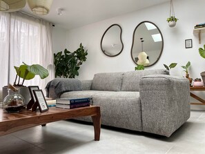 Living area - La Maison Rose - Terre by Melrose (Saint-Côme-de-Fresné)