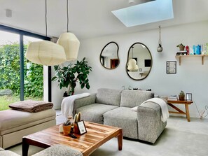 Living area - La Maison Rose - Terre by Melrose (Saint-Côme-de-Fresné)