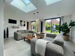 Living area - La Maison Rose - Terre by Melrose (Saint-Côme-de-Fresné)