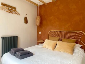 Room - La Maison Rose - Terre by Melrose (Saint-Côme-de-Fresné)