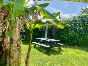 Outdoor dining - La Maison Rose - Terre by Melrose (Saint-Côme-de-Fresné)