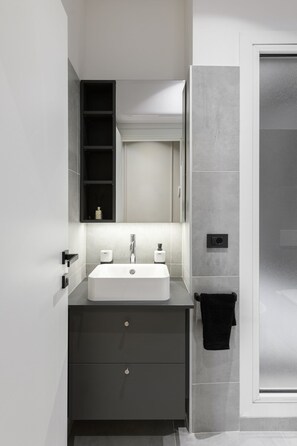 Suihku, hiustenkuivaaja, bidee, pyyhkeet