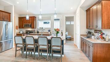 Fridge, microwave, stovetop, dishwasher
