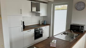 Een koelkast, een magnetron, een oven, een kookplaat