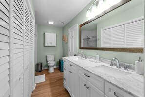 Douche, sèche-cheveux, serviettes fournies, papier toilette