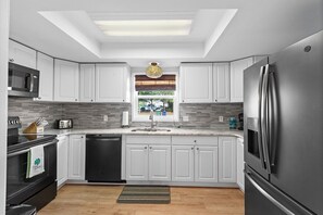 Refrigerador, microondas, horno y parrilla de estufa 