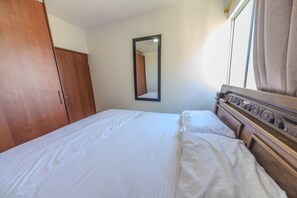 3 Schlafzimmer, Schreibtisch, Bügeleisen/Bügelbrett, WLAN