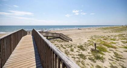Seascape condo w/amazing pool/beach views sits right on the beach w/heated pool