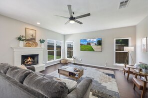 Smart TV - Spacious 4 Bedroom with Private Pool (Little Elm)