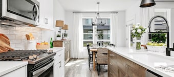 Meridian Marvel: Pet Friendly, Pickleball Court, Seasonal Pool!