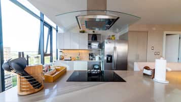 KĂŒhlschrank, Mikrowelle, Ofen, Wasserkocher mit Kaffee-/Teezubehör