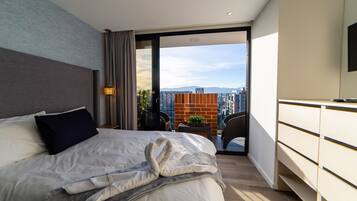 6 bedrooms, desk, iron/ironing board, free WiFi