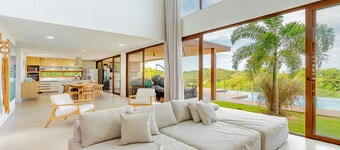 PF54 High Standard House with 5 Suites with Maid Included and Electric Vehicle Charger - Praia do Forte