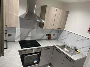 Studio | Private kitchen | Fridge, microwave, oven, stovetop - Impeccable 1-bed Studio in London (London)