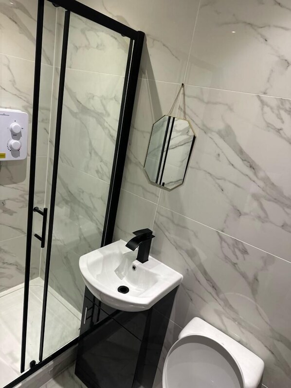 Studio | Bathroom | Shower, towels