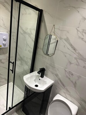 Studio | Bathroom | Shower, towels - Impeccable 1-bed Studio in London (London)