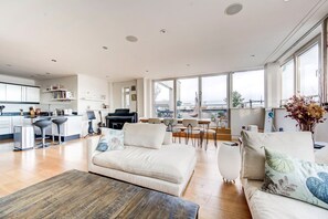 TV, stereo - GuestReady – Stylish 2BR in Angel with Balcony (London)