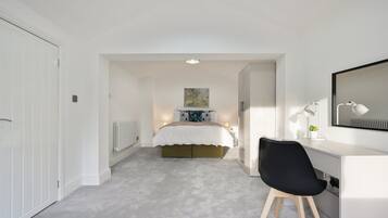 5 Schlafzimmer, Schreibtisch, Bügeleisen/Bügelbrett, Internetzugang