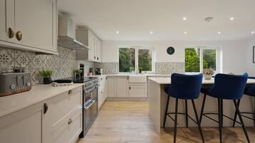 Jääkaappi, mikroaaltouuni, uuni, astianpesukone