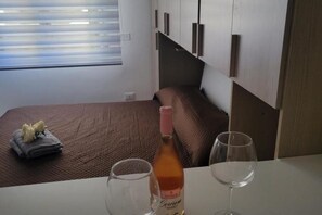 1 Schlafzimmer, BĂŒgeleisen/BĂŒgelbrett, WLAN, BettwĂ€sche