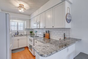 Réfrigérateur, micro-ondes, plaque de cuisson, lave-vaisselle