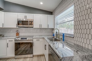 Réfrigérateur, micro-ondes, plaque de cuisson, lave-vaisselle