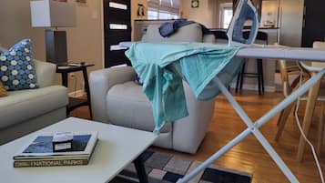 TV connectée, cheminée, livres