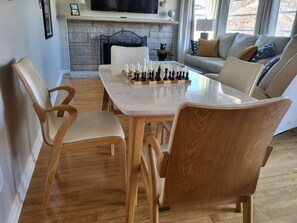 Dining - Base Camp-6.5 blocks to IU Campus & downtown, 3 Kings, Bicycles, Fence
(Bloomington)