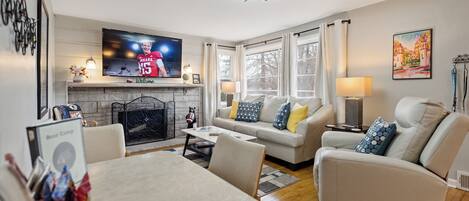 TV connectée, cheminée, livres