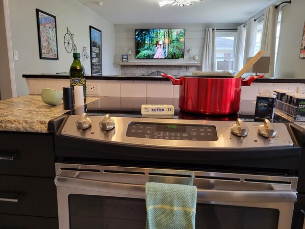 Fridge, microwave, oven, stovetop - Base Camp-6.5 blocks to IU Campus & downtown, 3 Kings, Bicycles, Fence
(Bloomington)