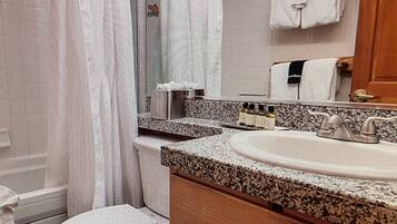 Secadora de cabello, toallas, jabón, papel de baño