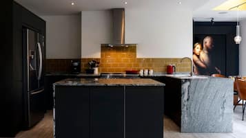 Kjøleskap, mikrobølgeovn, ovn og kokeplater