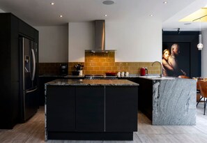 Geladeira, micro-ondas, fogão, cooktop