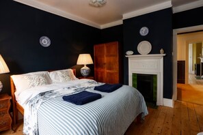 4 bedrooms, desk, iron/ironing board, WiFi