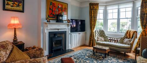 Télévision, cheminée