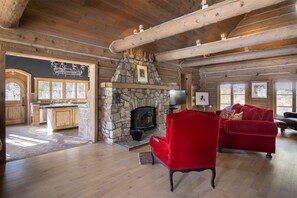 TV, peis, DVD-spiller og filmbibliotek