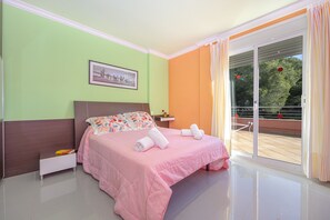 4 makuuhuonetta, silitysrauta/-lauta, ilmainen Wi-Fi, vuodevaatteet