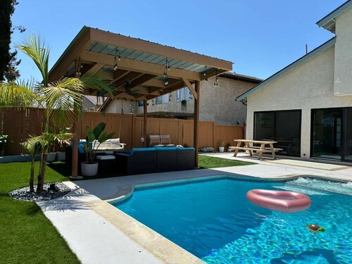 Heated Pool+Gazebo+Optional Private Suite. Up to 16 guests!