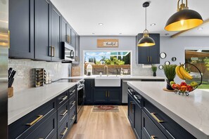 Een koelkast, een magnetron, een oven, een kookplaat