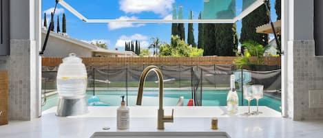 Utomhuspool och uppvärmd pool