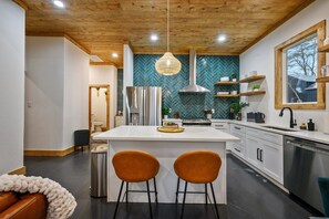 Kylskåp, mikrovågsugn, ugn och spishäll