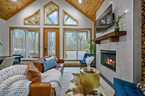 Pond, Fish, Kayak, King Bed, Hot Tub, Dogs OK