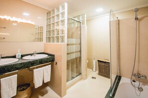 Dusche, Bidet, Handtücher